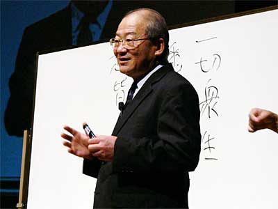 加茂JC40周年記念講演会で講演する北野大さん
