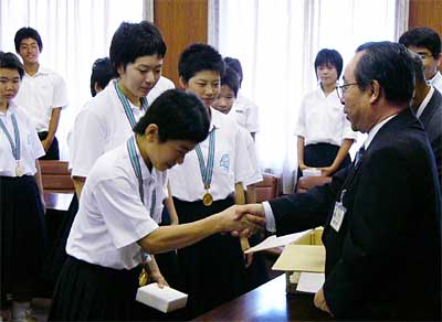 全国大会に出場する燕中学校の運動部部員に記念品を手渡して激励する高橋燕市長