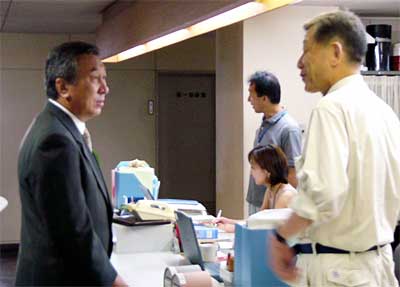 寄付のあと談笑する泉吉田町長(左)と高橋三条市長(右)