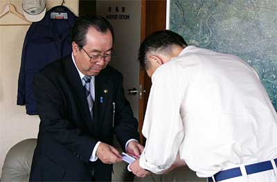 燕市と吉田町の企業3社からの三条市への1,000万円の義援金を高橋三条市長(右)に手渡す高橋燕市長(左)