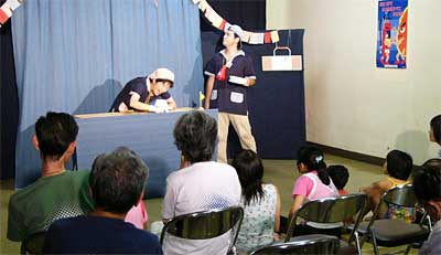9日、体育文化センターで行われたNPO三条おやこ劇場のボランティア公演で公演する博多の「劇場道化」