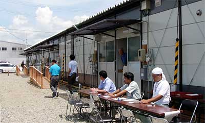 入居が始まった三条地域消防本部南分遣署隣りの南四日町3丁目地区の仮設住宅で入居者への鍵の引き渡し