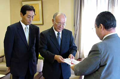 左から塩野谷大光銀行燕支店長、青柳光友会会長、高橋燕市長