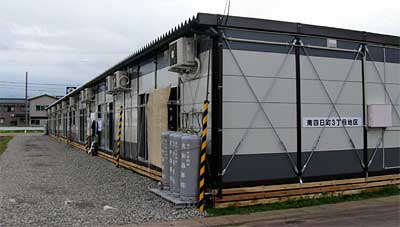 14日の雨に打たれた南四日町3丁目地区の仮設住宅