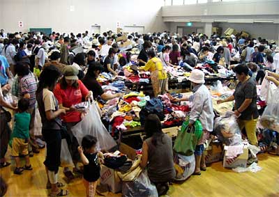 三条市総合福祉センターに会場を移して開かれている楽市楽座は規制入場を行うほどの盛況