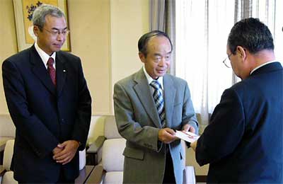 左から味田三条信用金庫燕西支店支店長、渡辺燕さんしん会会長、高橋燕市長