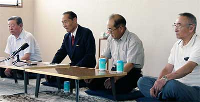 燕市長選出馬表明で会見する杉山光映氏(左から2人目)