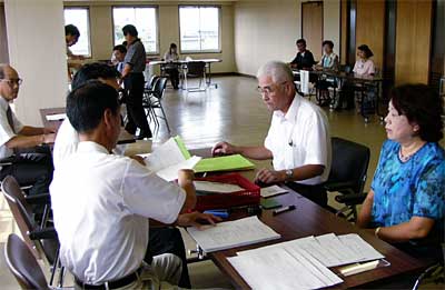 29日告示された燕市の市長選挙と市議会議員補欠選挙の立候補届け出の受け付け