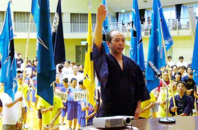 27日行われた平成16年度燕市民総合スポーツ祭総合開会式で選手宣誓する燕弓道会の内山選手