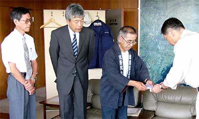 全国の凧仲間から寄せられた見舞金29万円を三条市7.13水害義援金に寄付する左から三条凧協会の平井事務局長、中山副会長、早川会長、そして受け取る高橋三条市長