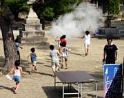 雲のようになった液体窒素に大はしゃぎの子どもたち