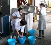 全国から寄せられた物資を掃除するボランティア