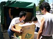 被災世帯への義援物資をトラックに積み込む
