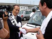 支持者と握手して支援を求める杉山氏