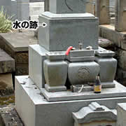 墓石に残る浸水の水の跡