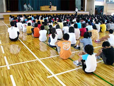 ぴかぴかの床に張り替えられた三条市立南小学校の体育館で行われた2学期の始業式