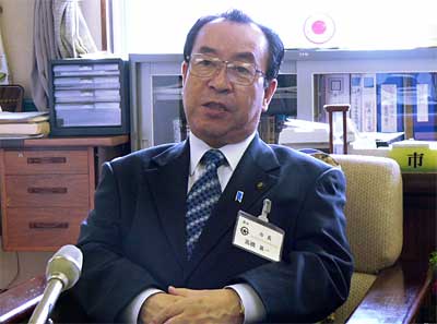 燕市長選に4選を果たして会見する高橋燕市長