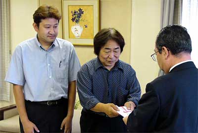 左から小黒200mいちび実行委員長、本多燕市商店連合会理事長、高橋燕市長