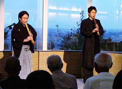 中小企業大学校三条校の地域ふれあいコンサートで尺八を奏でる善養寺さん(左)と藤原さん(右)
