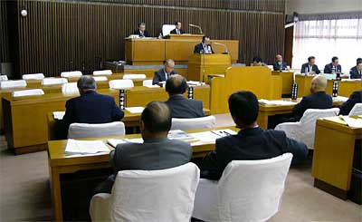 理事者側は7人だけの出席で空席が目立つ燕市9月定例会の一般質問