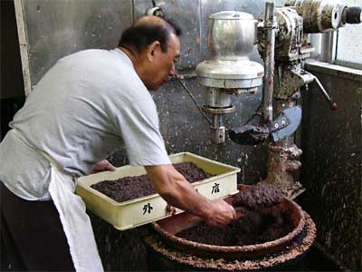 彼岸の中日を前にあんこ作りに忙しい笹福