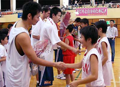 第3回嵐南交流大会RANNAN CUPに来場した新潟アルビレックスバスケットボールチームの選手に花束を贈る三条嵐南ミニバスケットボールスポーツ少年団の子どもたち