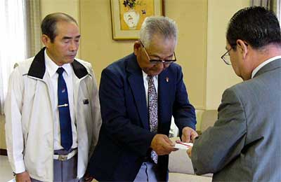 左から燕市ゲートボール協会の小林副会長、竹野会長、高橋燕市長