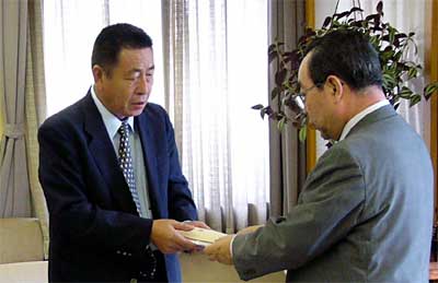 高橋燕市長に100万円を手渡す矢沢三燕生コン(株)社長