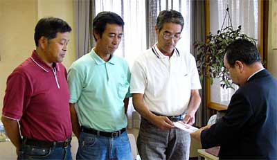 左から翔富会の星野幹事、関川幹事、高山会長、高橋市長