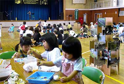 加茂小学校に会場を移して行われた加茂JCの創立40周年記念事業・キーチ君の夢空間 in 加茂川2004