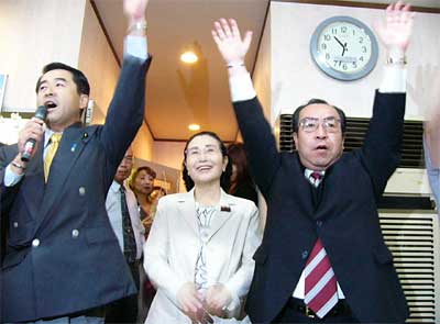 右から万歳する高橋氏、恵子夫人、桜井県議