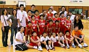 新潟アルビレックスの選手と記念撮影する三条RANNANの男子