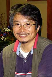 7・13水害・復興写真展で写真を展示する関根さん