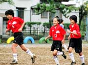 大活躍の栄町北小SCの3選手、左から竹之内、吉原、長谷川選手