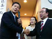 小林分水町長(左)と握手する高橋氏