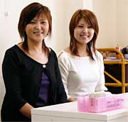 商売堂でネイルサロン「Hana Hana」をオープンする鈴木さん(左)と石山さん(右)