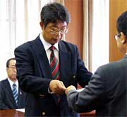 初めての当選証書を受け取る市議選に当選の中山氏
