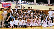 新潟アルビレックスの選手と記念撮影する三条RANNAN女子