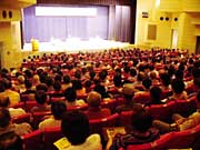 1日、燕市文化会館で開かれた高橋氏の個人演説会