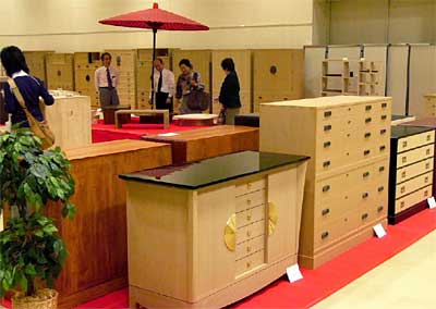 11日まで加茂市産業センターで開かれている2004・桐たんす展