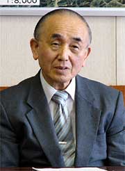 記者会見する小池加茂市長