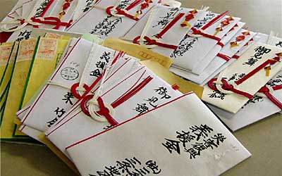 三条市へ途切れることなく届いている義援金の見舞い袋や現金書留の封筒