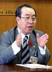4選を果たした市長選後、初めての定例会見を行う高橋燕市長