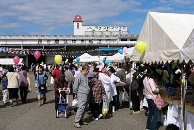 秋晴れでにぎわう16日の燕市制50周年・農産物収穫感謝デー