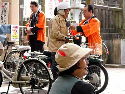 18日行われた新潟県共同募金会燕市支会の街頭募金で街頭募金を行う高橋燕市長