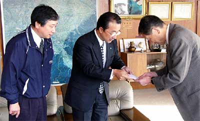 左から三条商業高校同窓会16年度実行委員会の奈良沢会計、坂井実行院長、そして高橋三条市長