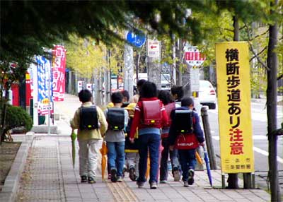 地震で集団下校する小学生、三条市役所前