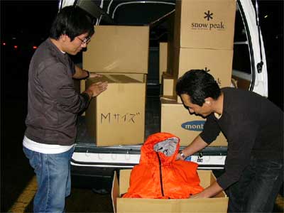 他社から寄せられたアウトドア用品をワゴン車に積んで被災地へ運ぶ準備をする(株)スノーピーク社員