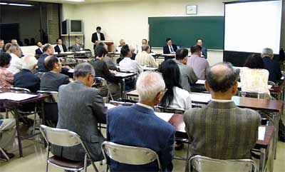 2日、三条市中央公民館で開かれた三条市の合併に関する住民説明会