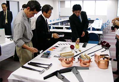 1日、県央地域地場産業振興センターがグッドデザイン賞の受賞結果を報告
